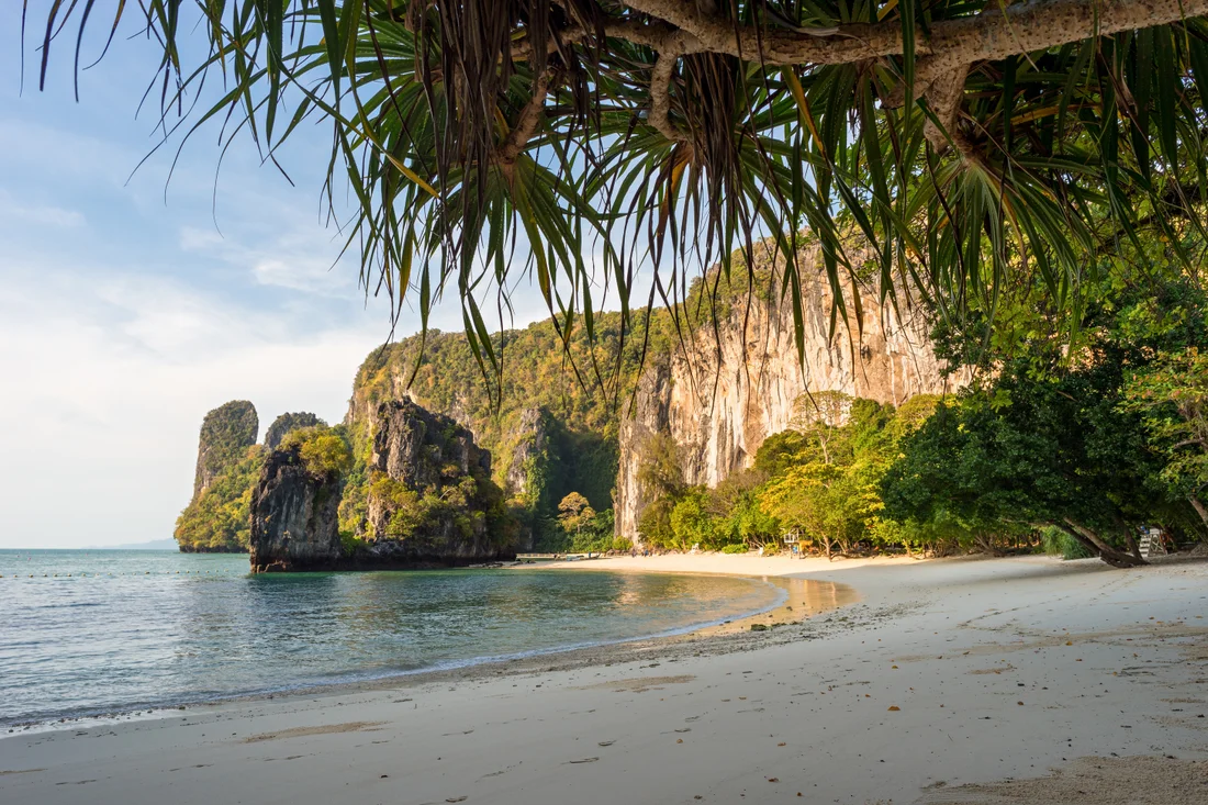 A sheltered beach beneath the limestone cliffs of Hong Island